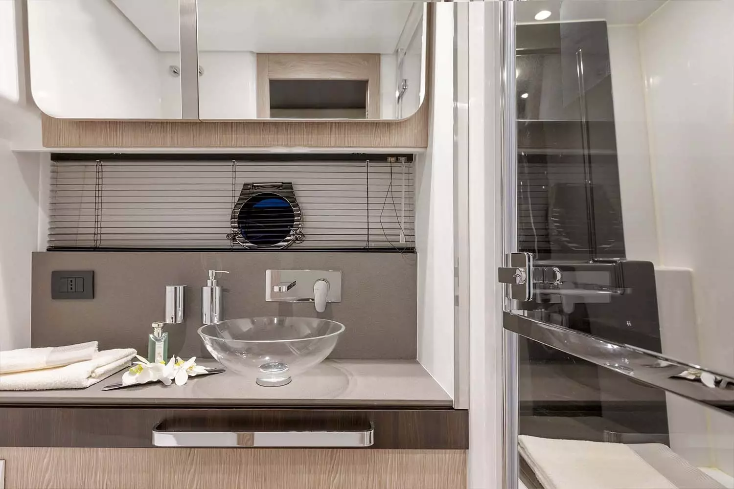 azimut s6 yacht for sale AMF interior baster bath