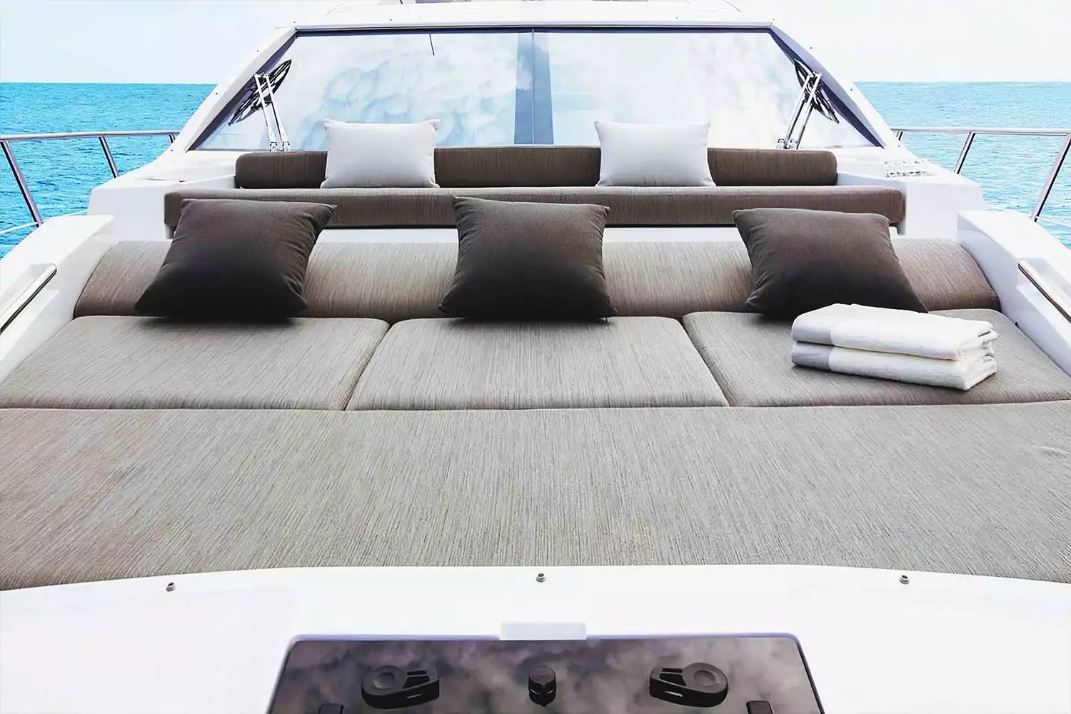 azimut s6 yacht for sale AMF foredeck sun lounge